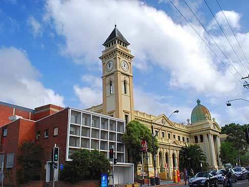 Balmain Impressionen von Citysam  Sydney Blick zum hiesigen Rathaus